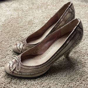 Seychelles Distressed Pink Wingtip Bow Pumps 10